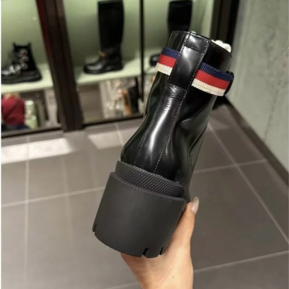 Like new gorgeous Gucci boots - Picture 4 of 8